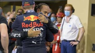 Formula 1 Abu Dhabi: l'abbraccio tra Hamilton e Verstappen a fine gara - foto Fabio Vegetti/Il CittadinoMb