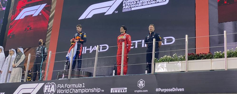 Formula 1 Abu Dhabi: il podio con Verstappen primo e campione del mondo, Hamilton e Sainz - foto Fabio Vegetti/IlCittadinoMb