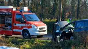 Auto contro palo a Desio incidente via per Binzago