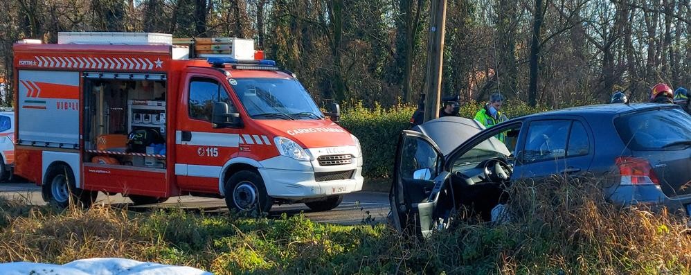 Auto contro palo a Desio incidente via per Binzago