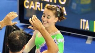 ginnastica artistica carlotta ferlito insieme al tecnico - foto d’archivio