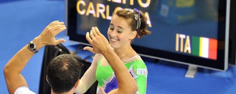 ginnastica artistica carlotta ferlito insieme al tecnico - foto d’archivio