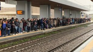 Passeggeri sulla banchina di Arcore in una foto d’archivio