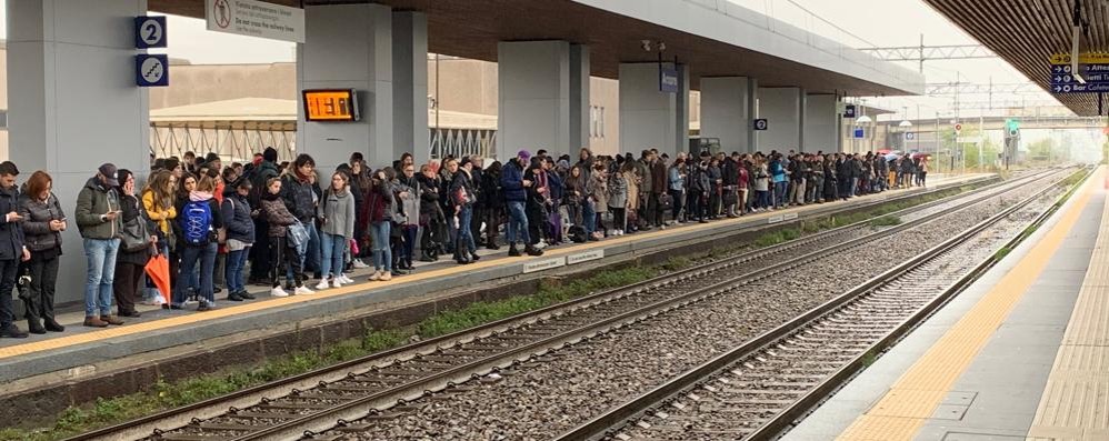 Passeggeri sulla banchina di Arcore in una foto d’archivio