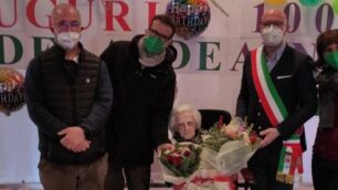 Nonna Adelaide, al centro, durante i festeggiamenti