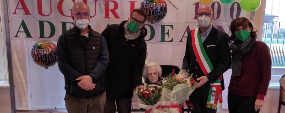 Nonna Adelaide, al centro, durante i festeggiamenti