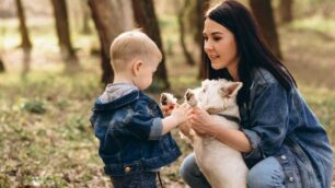 Cane rubrica Sei Zampe bambino mamma - foto creata da senivpetro/it.freepik.com