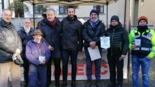 Lo stand del Cai di Carate con il sindaco Luca Veggian al centro