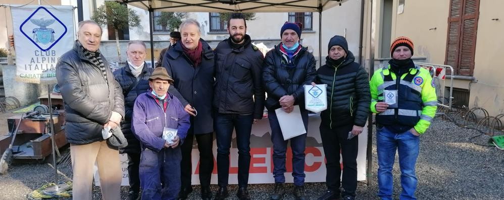 Lo stand del Cai di Carate con il sindaco Luca Veggian al centro