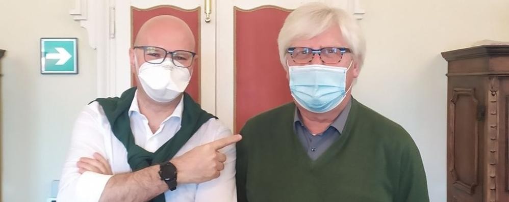 A sinistra, il sindaco Pozzoli insieme a Flaviano Romanò