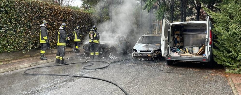 Incendio auto Correzzana (foto Vigili del fuoco)