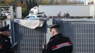 Una scena purtroppo costante: carabinieri in un’azienda per un infortunio mortale sul lavoro