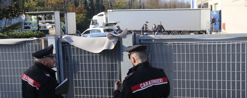 Una scena purtroppo costante: carabinieri in un’azienda per un infortunio mortale sul lavoro