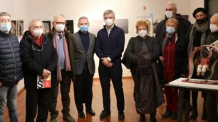 Un gruppo di artisti presenti con le loro opere in galleria civica Mariani a Seregno