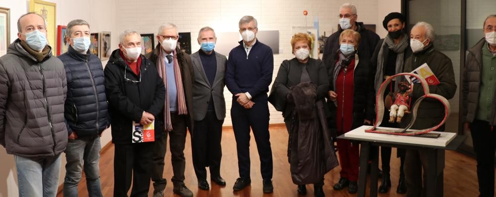 Un gruppo di artisti presenti con le loro opere in galleria civica Mariani a Seregno