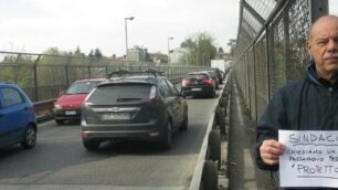 Marzio Galliani durante una protesta sul ponte grande di Carate