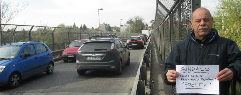 Marzio Galliani durante una protesta sul ponte grande di Carate