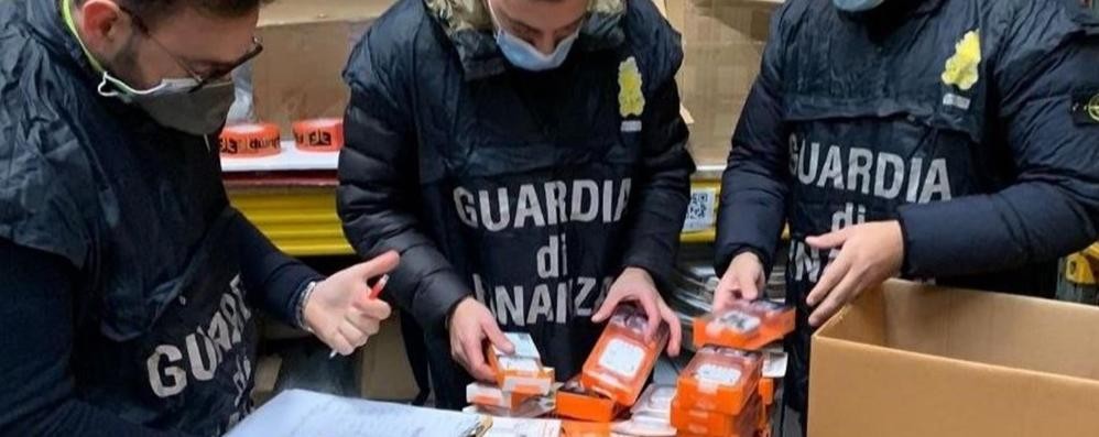 Controllo Gdf nel magazzino (foto Gdf)