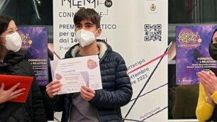 Federico Porro tra l'assessore alla cultura Luigi Businarolo e la presidente di giuria del concorso Silvia Greggio (foto Volonterio)