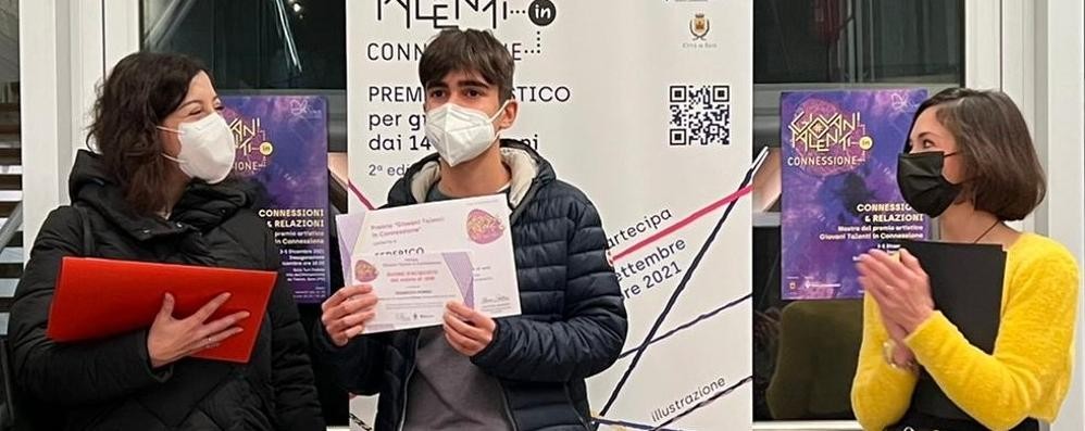 Federico Porro tra l'assessore alla cultura Luigi Businarolo e la presidente di giuria del concorso Silvia Greggio (foto Volonterio)