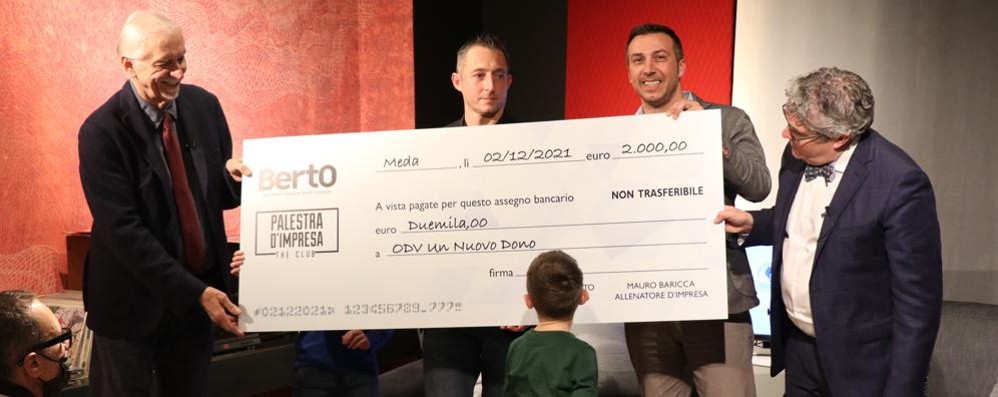 Massimo Zanotti, Filippo Berto, Valerio Tagliacarne e Mauro Baricca cl primo assegno di 2 mila euro( foto Volonterio)