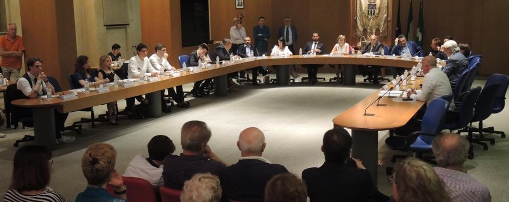 Una foto d’archivio del consiglio comunale di Carate Brianza