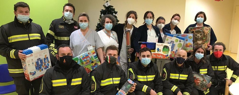 Vigili del fuoco: doni all’ospedale e al Maria Letizia Verga (foto Vgf)