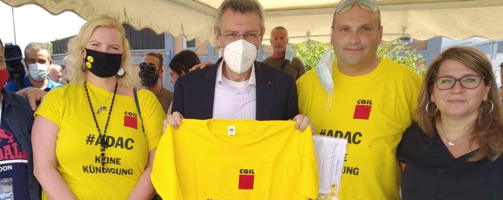 Il segretario nazionale della Cgil Maurizio Landini con Diana Layer, rappresentante dei lavoratori Adac (a sinistra), Matteo Moretti, segretario generale della Filcams Cgil Monza Brianza e Angela Mondellini, segretaria generale della Cgil Monza Brianza durante un incontro della scorsa estate