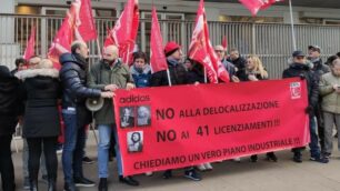 Una manifestazione dei lavoratori Adidas per un precedente taglio di personale dell’azienda: dal 2018 compresi quelli attuali gli esuberi sarebbero 95