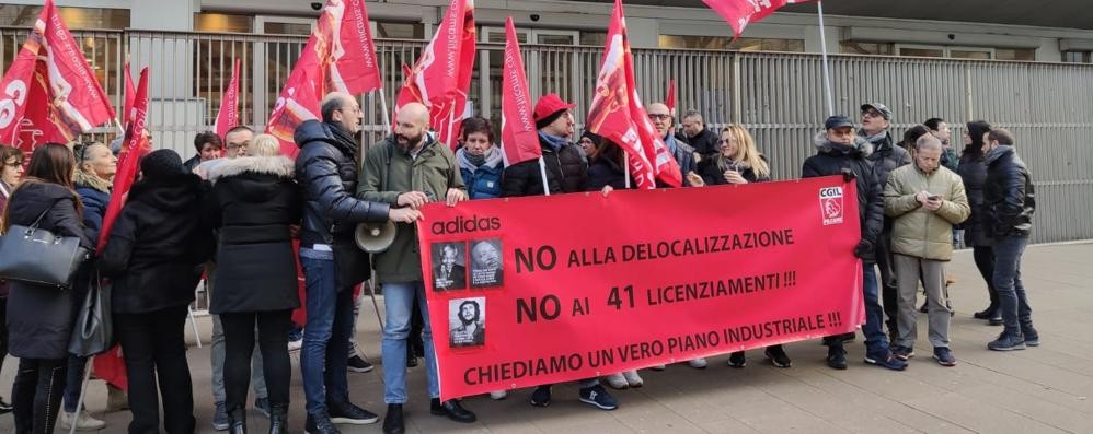 Una manifestazione dei lavoratori Adidas per un precedente taglio di personale dell’azienda: dal 2018 compresi quelli attuali gli esuberi sarebbero 95