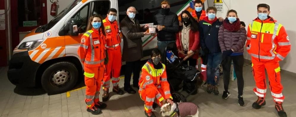 Il momento della donazione da Nicola Viganò di Cicli Brianza a Pietro Tomè di Seregno Soccorso