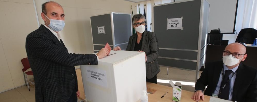 Il presidente Luca Santambrogio al voto per il consiglio provinciale