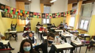 Studenti in classe con la mascherina. Sopra i 6 anni servirà la Ffp2