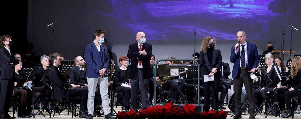 Il presidente della Filarmonica Alessandro Sala, con gli altri ospiti sul palcoscenico del teatro San Rocco porger il benvenuto ai presenti