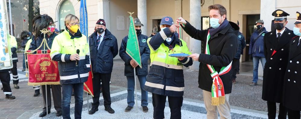 La consegna da parte del sindaco Alberto Rossi della chiave del nuovo Ducato al coordinatore della Protezione Civile di Seregno Vincenzo Marinucci