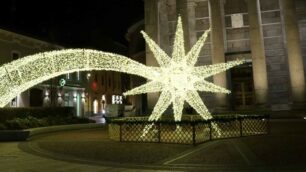 La mega stella cometa di piazza della Concordia a Seregno (Foto Volonterio)