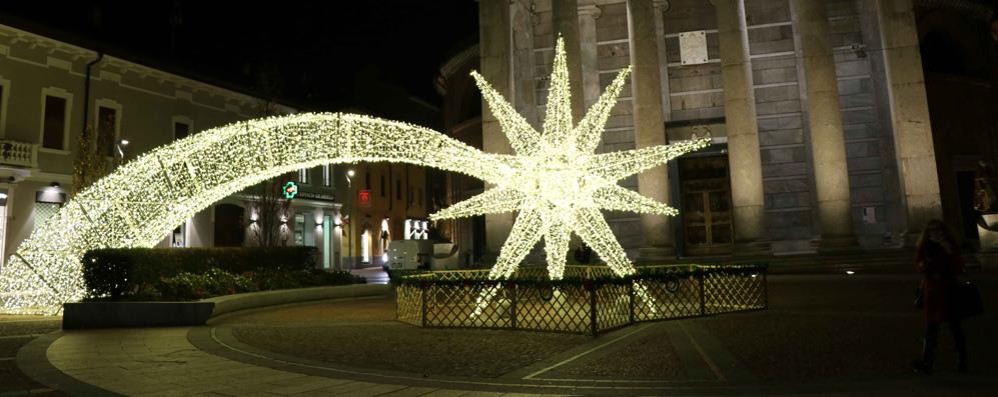 La mega stella cometa di piazza della Concordia a Seregno (Foto Volonterio)