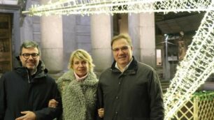 Maurizio Lissoni , Loredana Bracchitta e Massimiliano Riva, presidenti rispetivamente di Vivi Seregno, Aeb e Gelsia davanti alla mega stella cometa di piazza Concordia a Seregno (foto Volonterio)