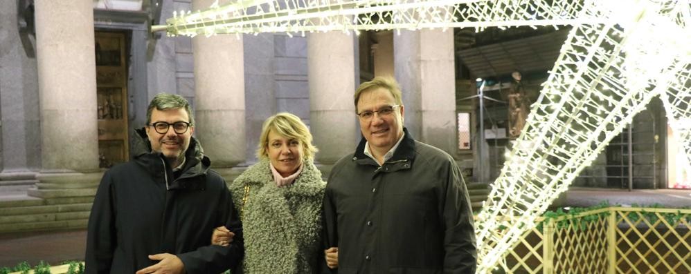 Maurizio Lissoni , Loredana Bracchitta e Massimiliano Riva, presidenti rispetivamente di Vivi Seregno, Aeb e Gelsia davanti alla mega stella cometa di piazza Concordia a Seregno (foto Volonterio)