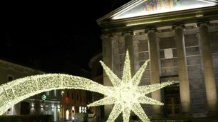 La mega stella cometa di piazza della Concordia (Foto Volonterio)