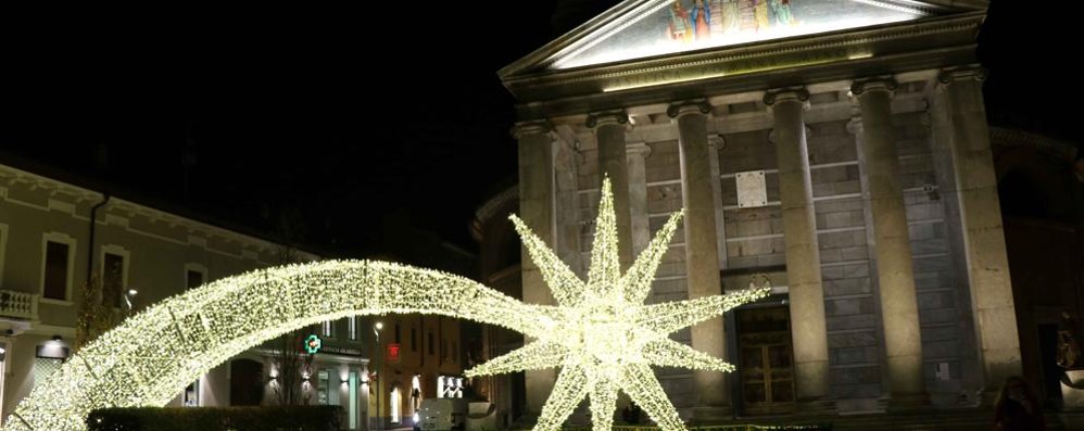 La mega stella cometa di piazza della Concordia (Foto Volonterio)