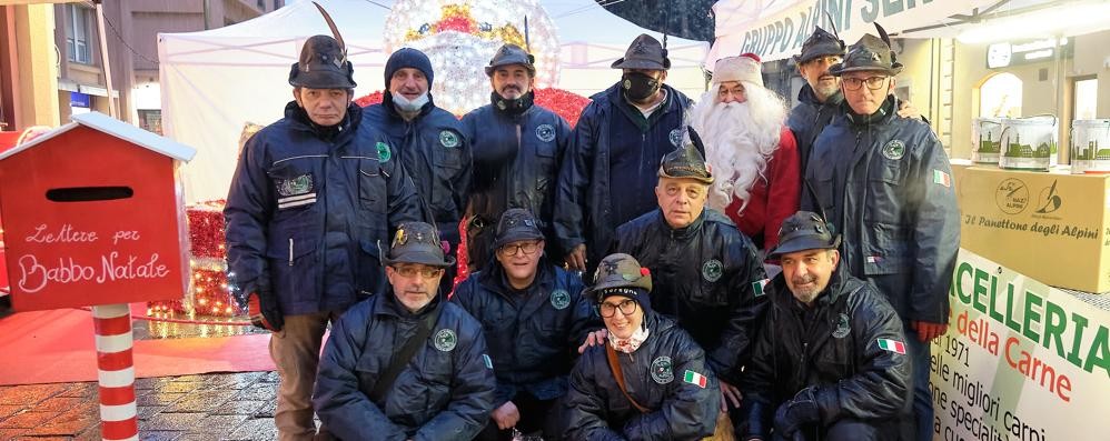 Alcuni soci del gruppo alpini di Seregno nell'attendamento in piazza Italia