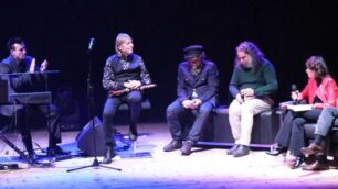 Il gruppo degli Extraliscio sul palco del teatro San Rocco di Seregno con Elisabetta Sgarbi e Michele Monina