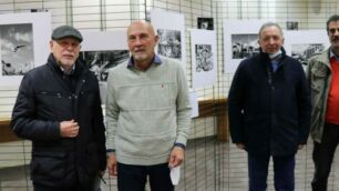 Il critico Carlo Silva ha visitato la mostra fotografica di Marcello Dell'Oro, al centro, impaginata al circolo cultura san Giuseppe di Seregno ( foto Volonterio)