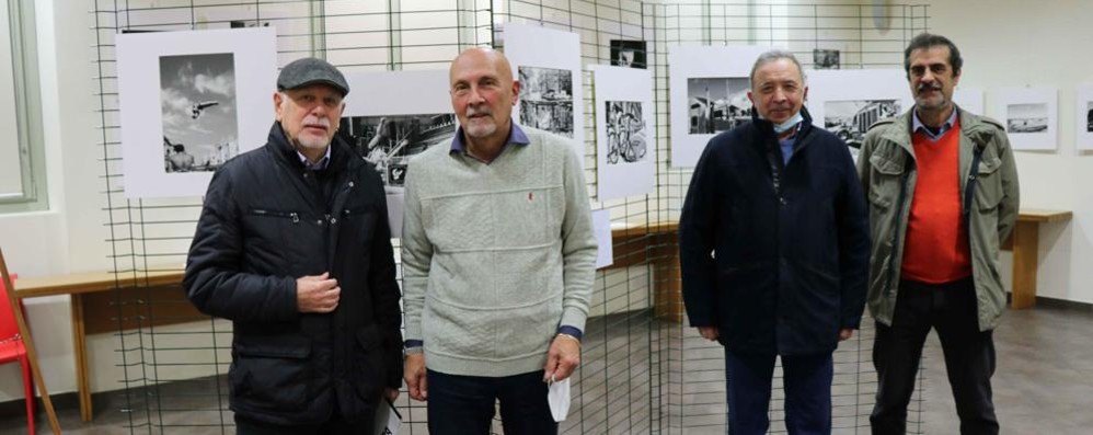 Il critico Carlo Silva ha visitato la mostra fotografica di Marcello Dell'Oro, al centro, impaginata al circolo cultura san Giuseppe di Seregno ( foto Volonterio)