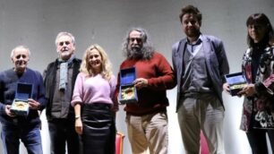 I premiati con l'artistica luna simbolo della manifestazione: da sx Roberto Vecchioni, Massimo Germini, Federica Perelli, Michele Monina, Alberto Rossi e Ilaria Arosio