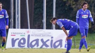 La desolazione dei giocatori al termine del match - foto Luca Rossini/Seregno calcio)