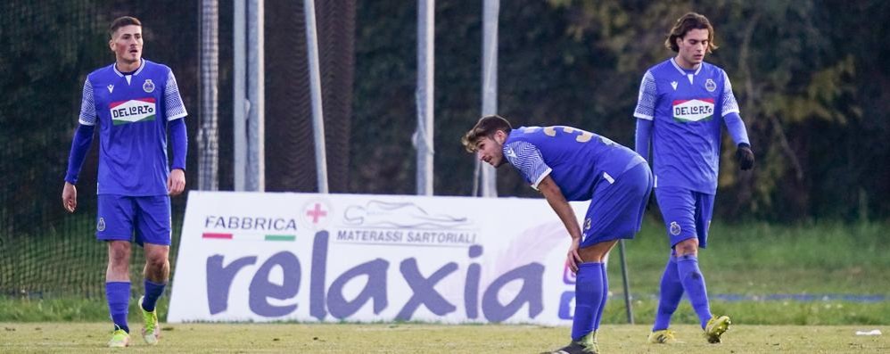 La desolazione dei giocatori al termine del match - foto Luca Rossini/Seregno calcio)