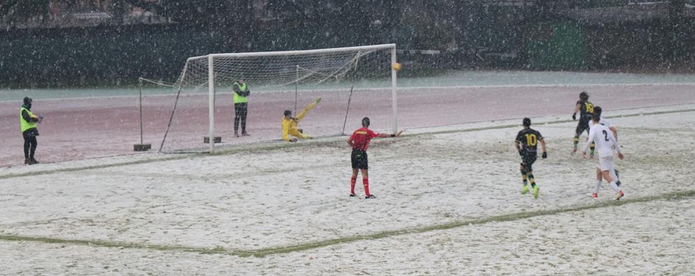 Il rigore trasformato al 20' della ripresa fa Ferrario del Sangiuliano City ( foto Volonterio)