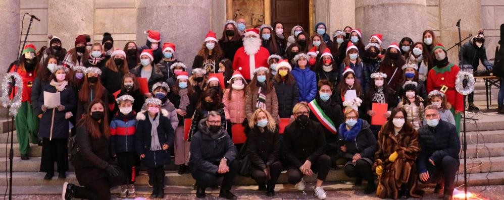 1) Il coretto dei sei oratori di Seregno che ha deliziato con canti natalizi sul sagrato della basilica san Giuseppe